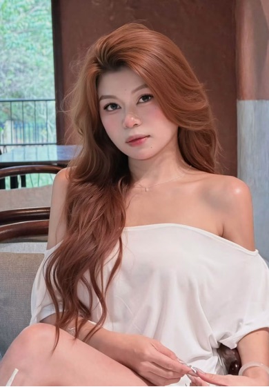 Play, an Asian cam host from Vietnam